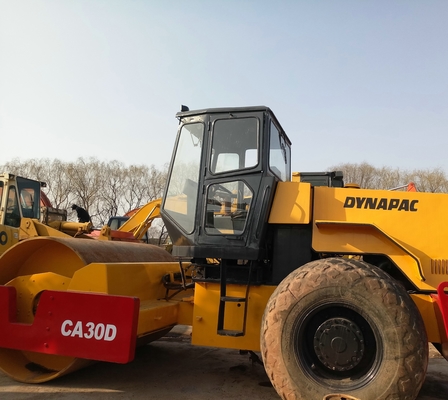 Construcción de cimientos con rodillo de carretera Dynapac CA30D y rueda de acero de tambor único