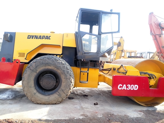 Construcción de cimientos con rodillo de carretera Dynapac CA30D y rueda de acero de tambor único