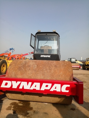 Construcción de cimientos con rodillo de carretera Dynapac CA30D y rueda de acero de tambor único