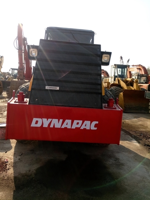 Construcción de cimientos con rodillo de carretera Dynapac CA30D y rueda de acero de tambor único