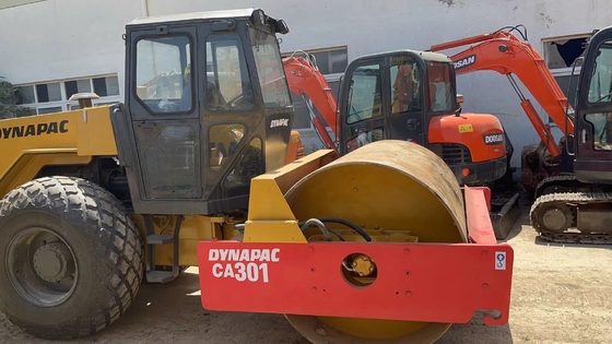 15 toneladas Dynapac CA301 rodillo usado con pintura original y motor HINO de Japón