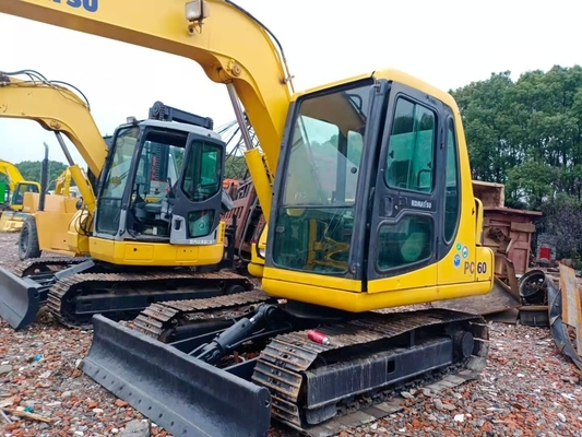 Excavadora Komatsu PC60 de segunda mano en buen estado, peso de 6000 kg.