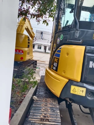 En buen estado, excavadora Komatsu PC40 con motor EPA y capacidad de 4500 kg.
