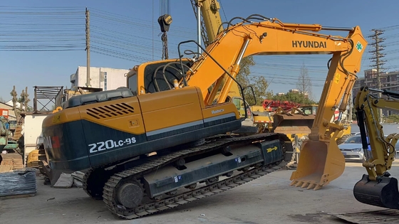 Excavadora Hyundai 220LC-9S de pintura original con motor de 96 kW y certificación EPA