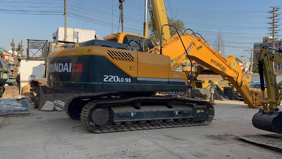 Excavadora Hyundai 220LC-9S de pintura original con motor de 96 kW y certificación EPA