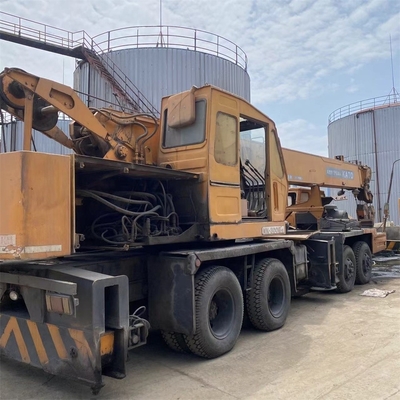 Una grúa de camión Kato NK300E usada con 30 toneladas de carga en Shanghai en buenas condiciones.