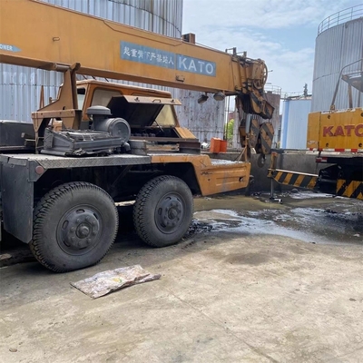 Una grúa de camión Kato NK300E usada con 30 toneladas de carga en Shanghai en buenas condiciones.