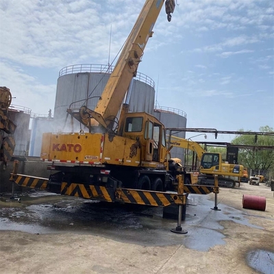 Una grúa de camión Kato NK300E usada con 30 toneladas de carga en Shanghai en buenas condiciones.