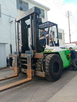 Camioneta elevadora pesada Komatsu FD240 contenedor de almacén camión elevadora usada para duradero