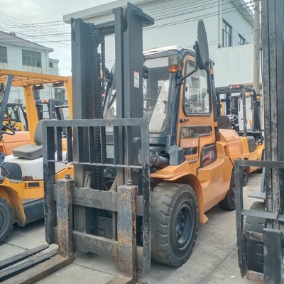 Camioneta elevadora Toyota 50 de segunda mano con motor diesel de 5 toneladas para levantar contenedores de almacén