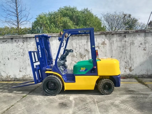 KOMATSU FD30 Camión elevador de minipaletas usadas de 3 toneladas para contenedores de almacén