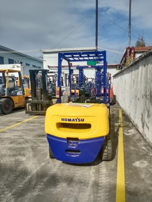 KOMATSU FD30 Camión elevador de minipaletas usadas de 3 toneladas para contenedores de almacén