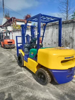 KOMATSU FD30 Camión elevador de minipaletas usadas de 3 toneladas para contenedores de almacén