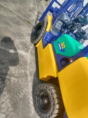 KOMATSU FD30 Camión elevador de minipaletas usadas de 3 toneladas para contenedores de almacén
