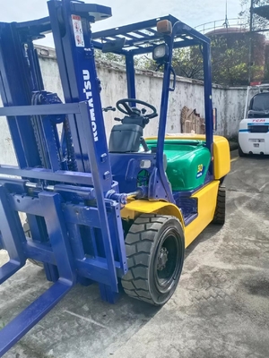 KOMATSU FD30 Camión elevador de minipaletas usadas de 3 toneladas para contenedores de almacén