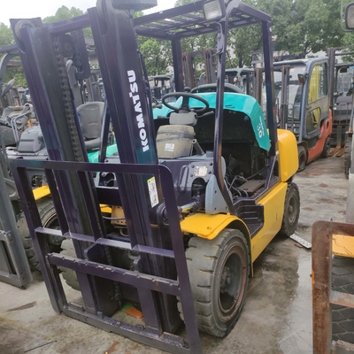 3000 kg de peso KOMATSU FD30 camión de elevación de paletas de 3 toneladas para contenedores de almacenaje