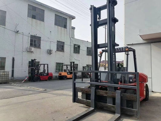 Las granjas multifuncionales utilizan una carretilla elevadora HELI 70 de 7 toneladas con buen rendimiento y precio asequible