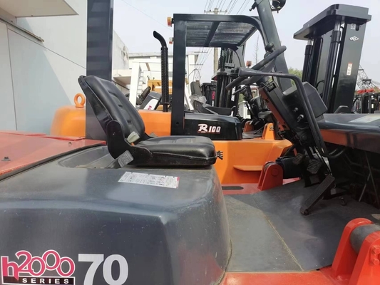 Las granjas multifuncionales utilizan una carretilla elevadora HELI 70 de 7 toneladas con buen rendimiento y precio asequible