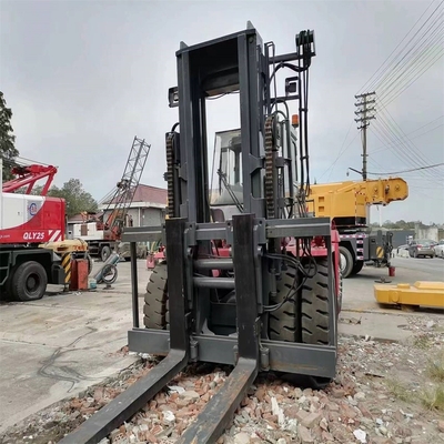 Camioneta elevadora Kalmar de 25 toneladas usada con motor original en buen estado