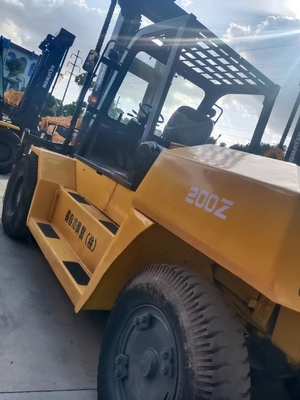 Camión elevador diésel KOMATSU FD200 de 20 toneladas para el manejo de contenedores en talleres de materiales de construcción