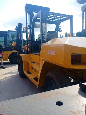 Camión elevador diésel KOMATSU FD200 de 20 toneladas para el manejo de contenedores en talleres de materiales de construcción