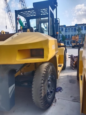 Camión elevador diésel KOMATSU FD200 de 20 toneladas para el manejo de contenedores en talleres de materiales de construcción