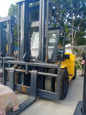 Camión elevador diésel KOMATSU FD200 de 20 toneladas para el manejo de contenedores en talleres de materiales de construcción