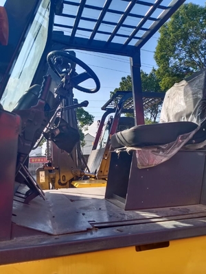 Camión elevador diésel KOMATSU FD200 de 20 toneladas para el manejo de contenedores en talleres de materiales de construcción