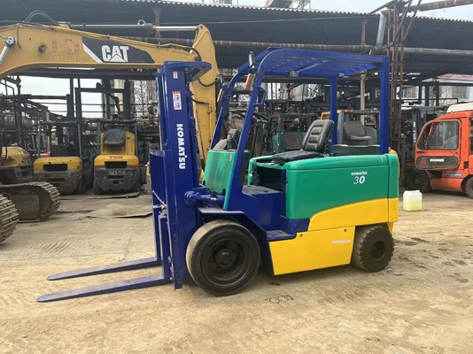Manejo de contenedores KOMATSU FD30 Mini elevadora eléctrica diesel de 3 toneladas con sistema hidráulico
