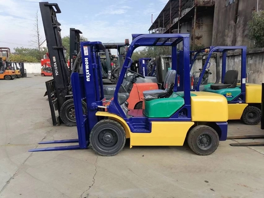 COMATSU FD30 Camión elevador de 3 toneladas con operación manual y buen rendimiento en sal caliente