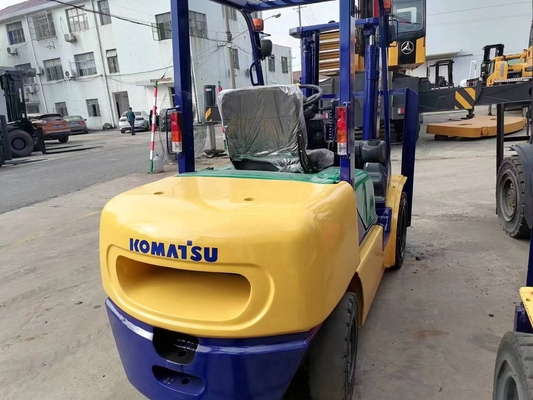 COMATSU FD30 Camión elevador de 3 toneladas con operación manual y buen rendimiento en sal caliente