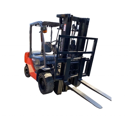 Camión elevador de 3 toneladas TOYOTA FD30 diesel con elevación hidráulica en excelentes condiciones