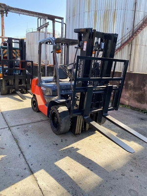 Camión elevador de 3 toneladas TOYOTA FD30 diesel con elevación hidráulica en excelentes condiciones