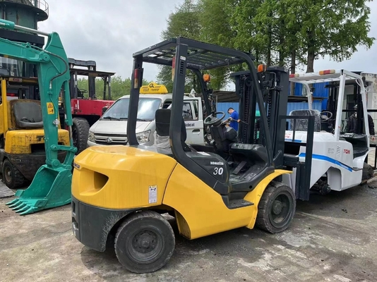 Camión de elevación de paletas de contenedores para carretillas elevadoras KOMATSU FD30 usado en buenas condiciones en 2023