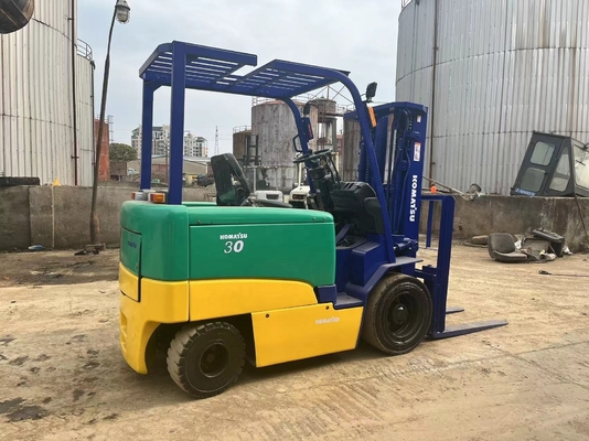 Bajas horas de trabajo y buen estado Komatsu 3T carretilla elevadora FD30 para obras de construcción