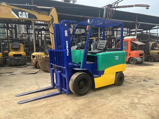 Bajas horas de trabajo y buen estado Komatsu 3T carretilla elevadora FD30 para obras de construcción