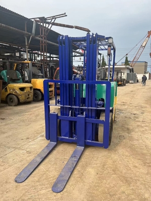 Bajas horas de trabajo y buen estado Komatsu 3T carretilla elevadora FD30 para obras de construcción