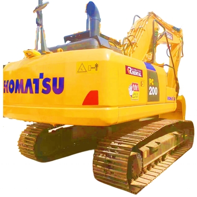 La excavadora hidráulica KOMATSU PC200-8 en buen estado.