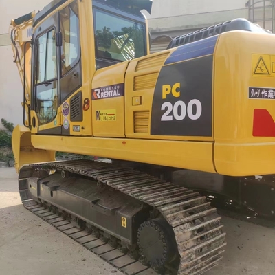 La excavadora hidráulica KOMATSU PC200-8 en buen estado.