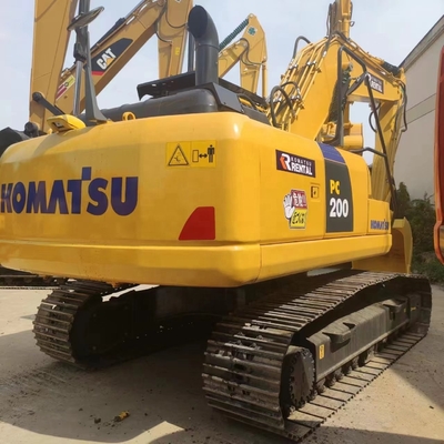 La excavadora hidráulica KOMATSU PC200-8 en buen estado.