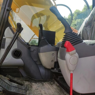 La excavadora hidráulica KOMATSU PC200-8 en buen estado.