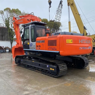Una excavadora Hitachi ZX240-3 de 24 toneladas bien mantenida y de segunda mano en Japón