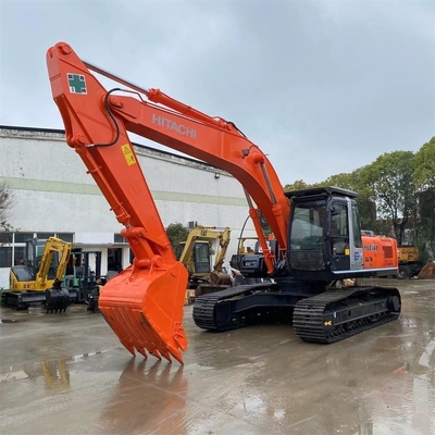 Una excavadora Hitachi ZX240-3 de 24 toneladas bien mantenida y de segunda mano en Japón