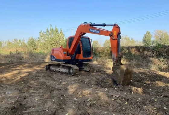 Excavadora usada Doosan DX75 con pintura original y alta eficiencia operativa en Japón