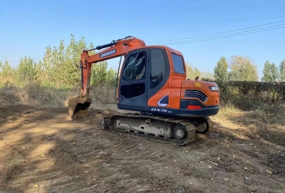 Excavadora usada Doosan DX75 con pintura original y alta eficiencia operativa en Japón