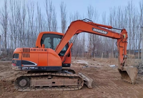 Excavadora usada Doosan DX75 con pintura original y alta eficiencia operativa en Japón
