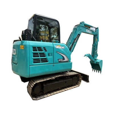 Una excavadora KOBELCO SK60 usada en excelente estado para la construcción de tuberías