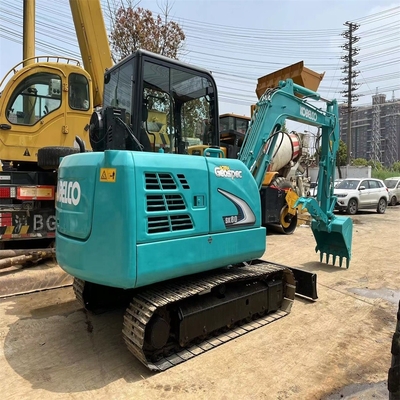 Una excavadora KOBELCO SK60 usada en excelente estado para la construcción de tuberías
