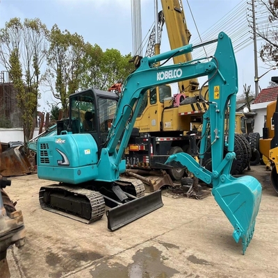 Una excavadora KOBELCO SK60 usada en excelente estado para la construcción de tuberías