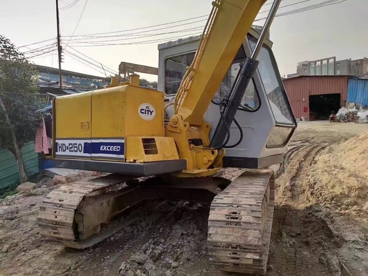 Excavadora usada de 25 toneladas en excelente estado.